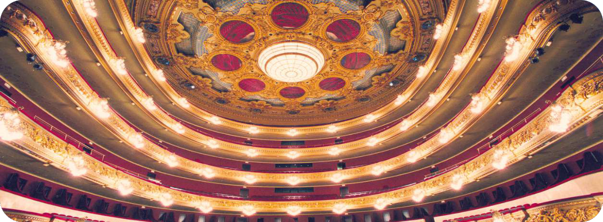 Goudkleurig, sierlijk plafond en verlichte balkons van het Gran Teatre del Liceu operahuis in Barcelona.