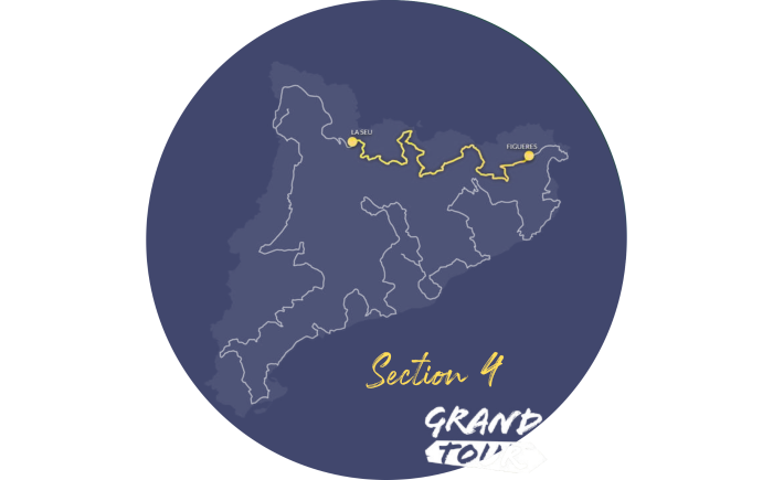 Een kaart van Catalonië met de route van sectie 4 van de Grand Tour van Catalonië, gemarkeerd door een witte lijn en tekst in een donkerblauwe cirkel.