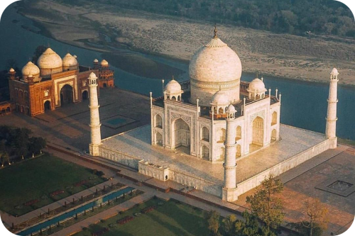 Luchtfoto van de witte marmeren Taj Mahal in Agra, India, gezien vanuit een helikopter boven de Yamuna-rivier.