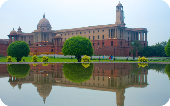 De afbeelding toont Rashtrapati Bhavan, de officiële residentie van de president van India, gelegen in New Delhi.