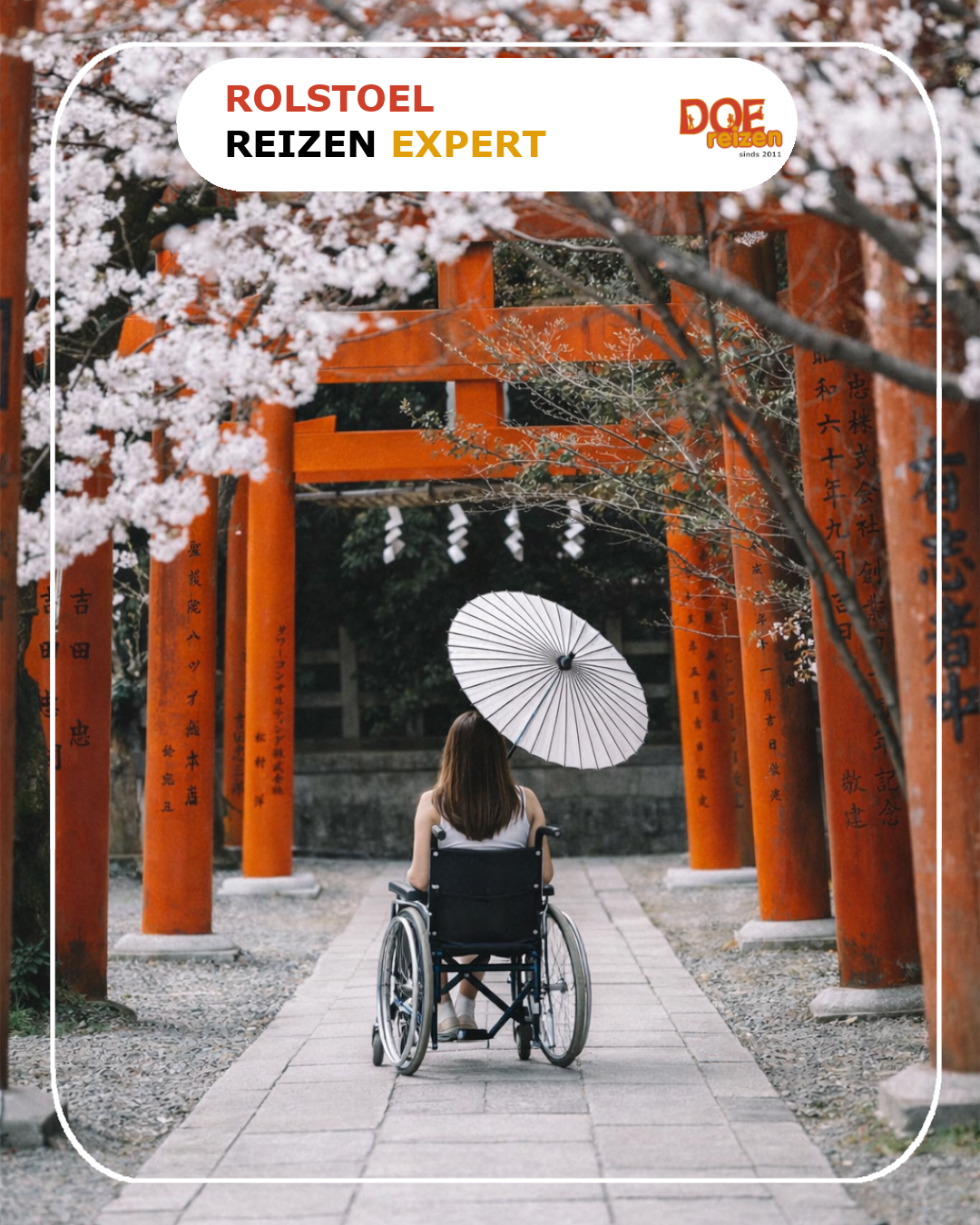 Een vrouw in een rolstoel kijkt uit over een pad met traditionele rode Japanse torii-poorten, begeleid door de tekst 