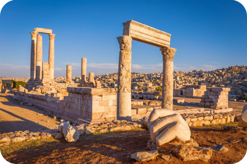 afbeelding toont de ruïnes van de Tempel van Hercules, gelegen op de Citadel van Amman in Jordanië