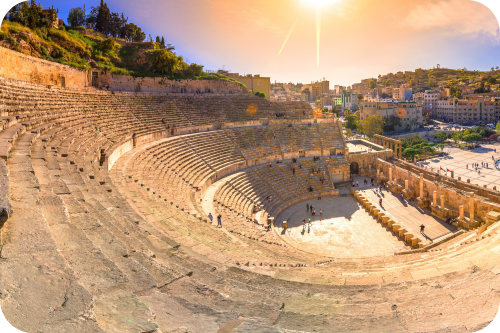 Afbeeding toont het Romiens historisch amfitheater Amman Centrum Jordanië