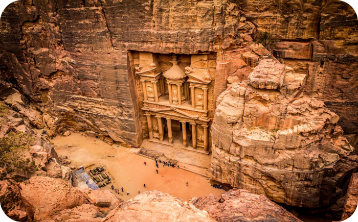 afbeelding toont de beroemde archeologische vindplaats Petra in Jordanië