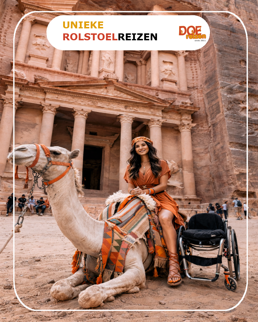 Deze afbeelding toont een uniek moment van een reiziger met een rolstoel die de historische stad Petra in Jordanië bezoekt.