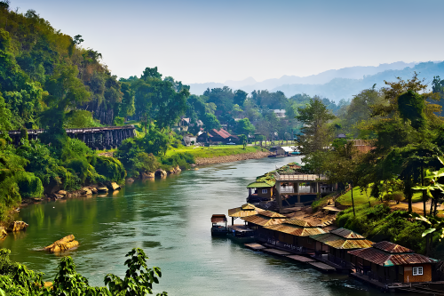 Rustige rivier met weelderige groene heuvels in Kanchanaburi
