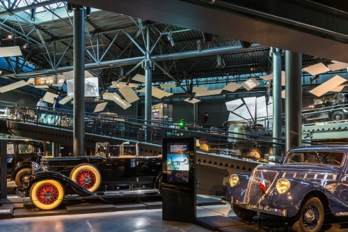 Dit is het Riga Motor Museum in Letland, het grootste en meest moderne museum voor autogeschiedenis in de Baltische staten.