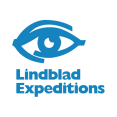 Logo van Lindblad Expeditions met een gestileerde blauw-witte globe naast de merknaam in strak, donkerblauw lettertype op een witte achtergrond.