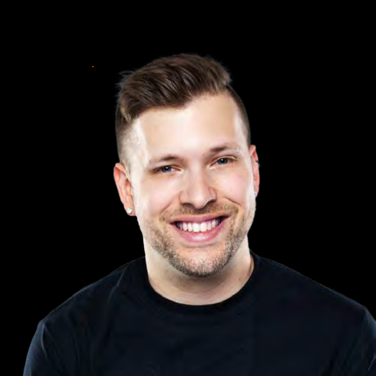 pasfoto van Marco Pasqua in zwarte trui beginnend baardje en zijn haar naar achteren gestyld