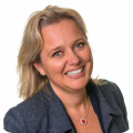 Nancy Koornwinder poseert lachend voor een foto