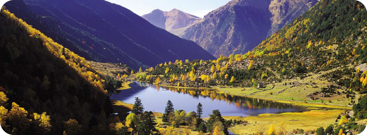 Panorama van bergmeer Estany de Llebreta in de Pyreneeën met herfstkleuren en bergen.