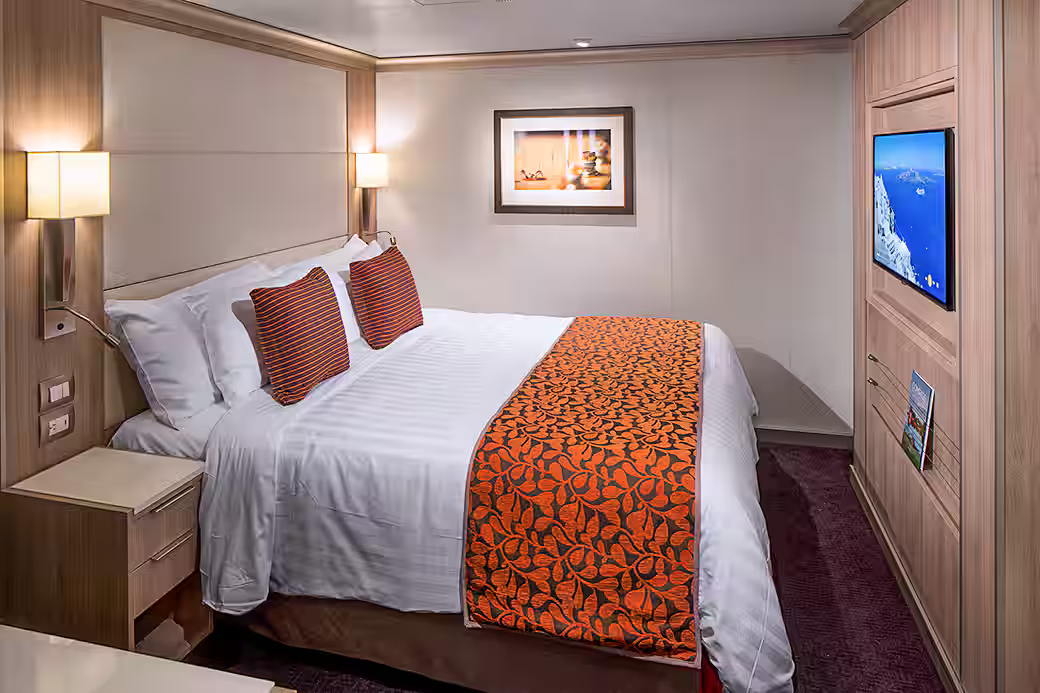 Rolstoeltoegankelijke hut aan boord van de Nieuw Statendam, met een ruim tweepersoonsbed, brede doorgangen, drempelloze toegang en een aangepaste badkamer