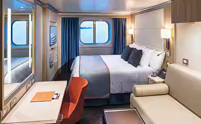 Rolstoeltoegankelijke hut aan boord van de Nieuw Statendam, met een ruim tweepersoonsbed, brede doorgangen, drempelloze toegang en een aangepaste badkamer