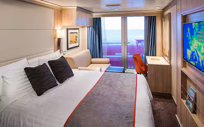 Rolstoeltoegankelijke hut aan boord van de Nieuw Statendam, met een ruim tweepersoonsbed, brede doorgangen, drempelloze toegang tot het balkon en een aangepaste badkamer
