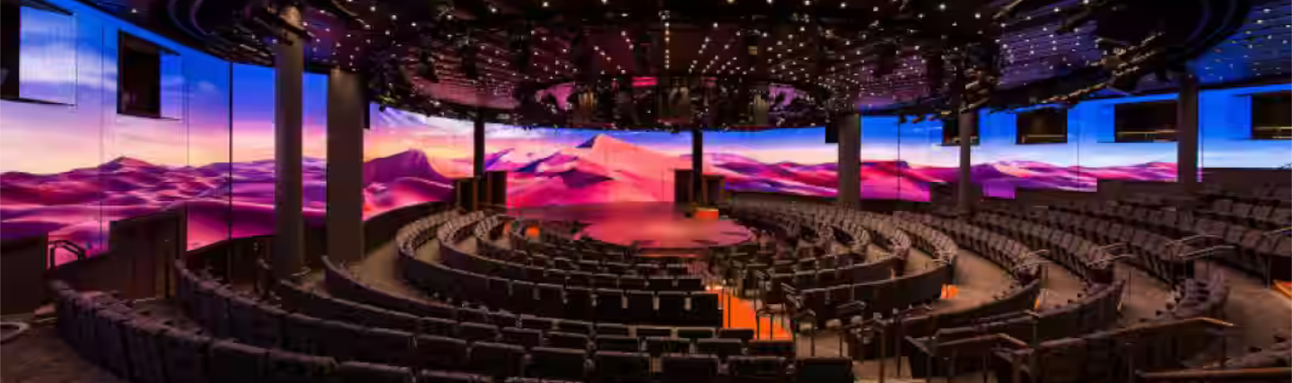 De World Stage op de Nieuw Statendam met 270 graden LED-schermen, comfortabele zitplaatsen en modern theaterdesign voor meeslepende shows.