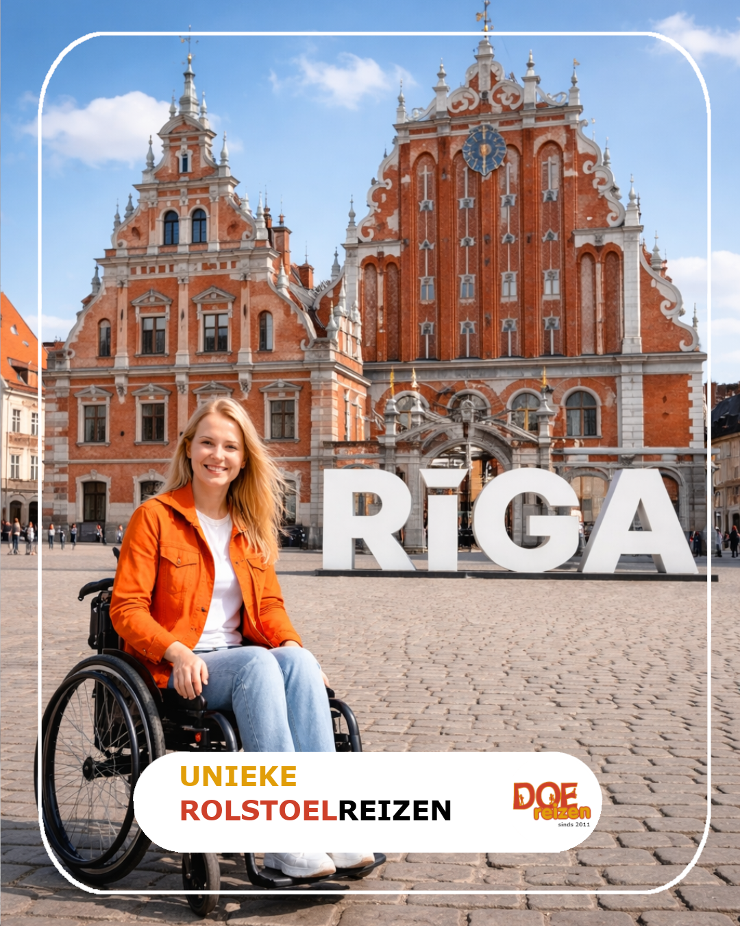 Een jonge vrouw in een rolstoel lacht voor het monumentale Zwarthoofdenhuis op het Stadhuisplein in Riga. De afbeelding bevat de tekst 