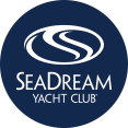 Logo van SeaDream Yacht Club met een gestileerde SD-monogram in blauw boven de merknaam in elegante hoofdletters op een witte achtergrond.