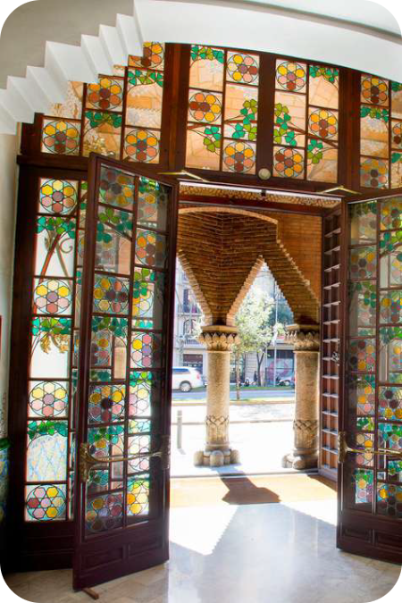monumentale entree van Casa de les Punxes ook bekend als Casa Terradas