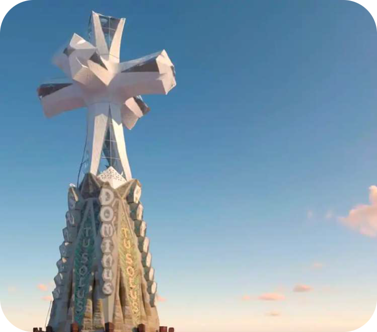 Het grote, witte, vierarmige kruis van glanzend keramiek bovenop de centrale Toren van Jezus Christus van de Sagrada Família tegen een blauwe lucht met bewolking.
