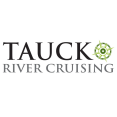 Logo van Tauck Tours met een gestileerd groen kompasroos-symbool rechts van de merknaam in strakke, groene hoofdletters op een witte achtergrond.