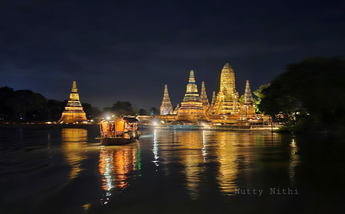 Oude tempelruïnes en Boeddhabeelden in Ayutthaya, UNESCO Werelderfgoed in Thailand, met historische stenen muren en een serene sfeer.