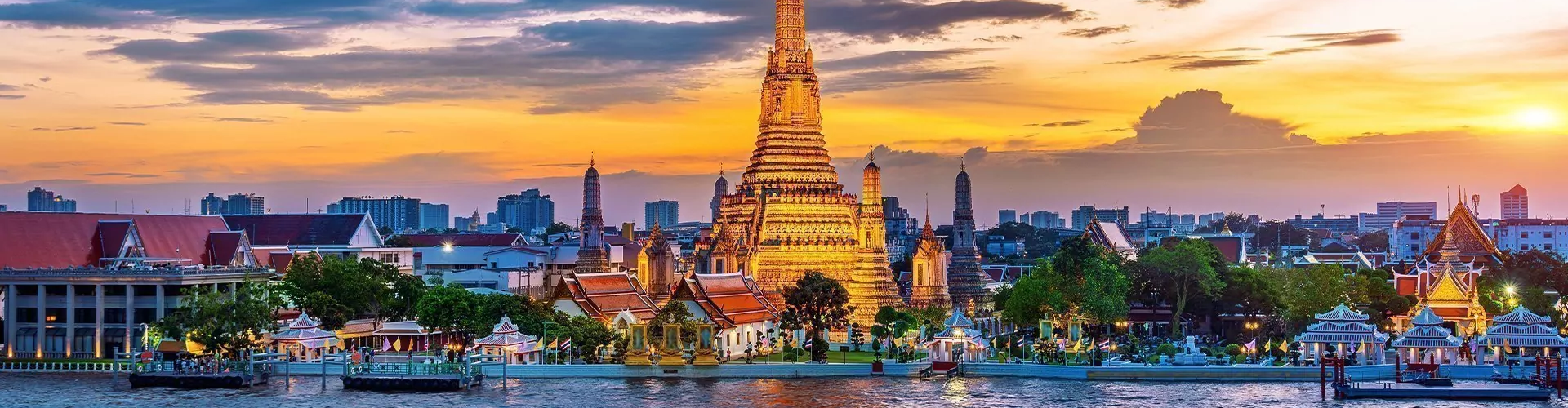 Moderne skyline met wolkenkrabbers en kleurrijke tempeldaken in