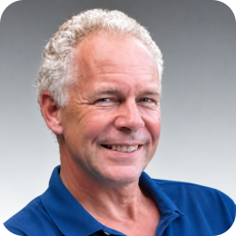 Portretfoto van Theo van R., klant vanaf het eerste uur bij DOE reizen.