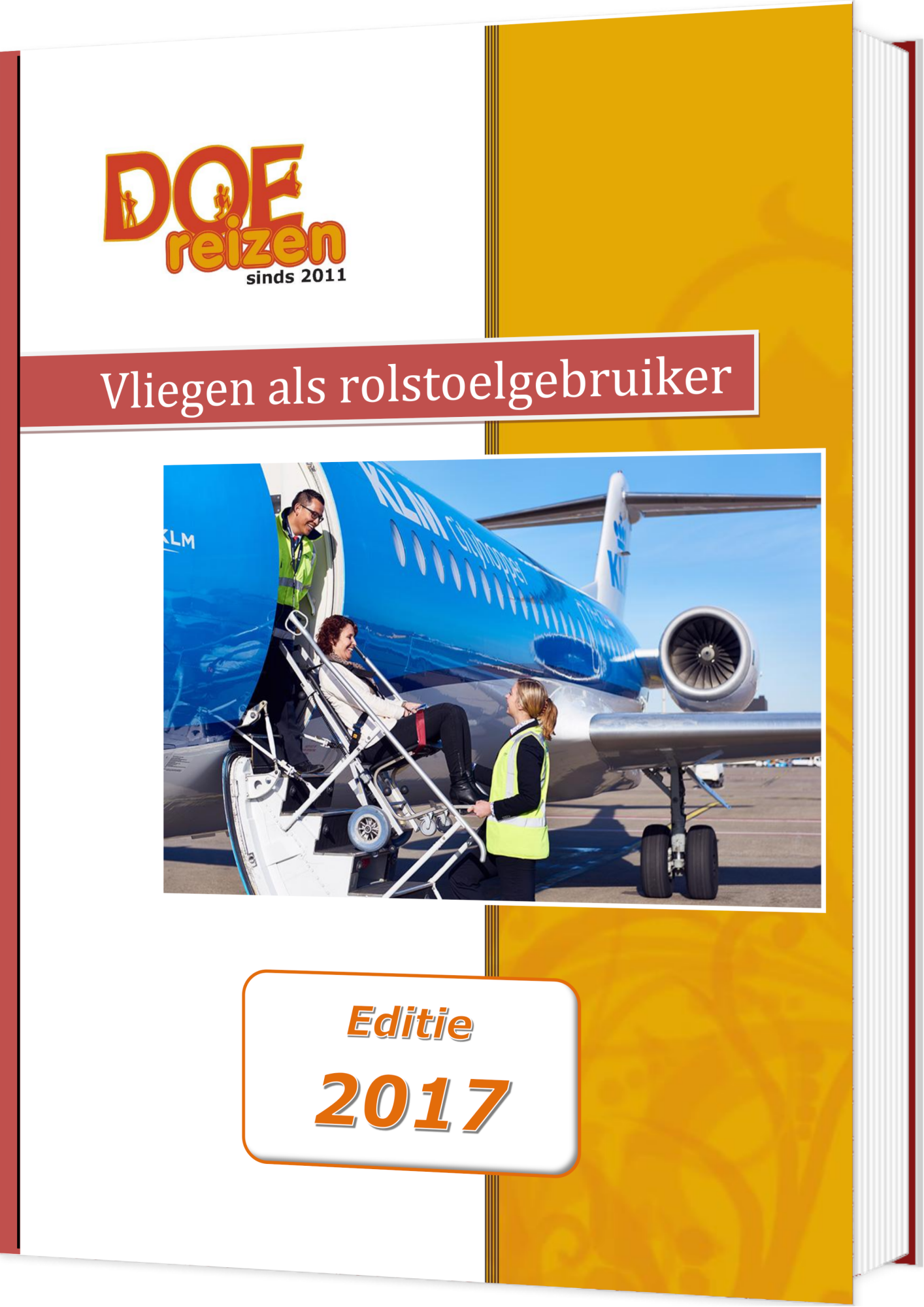 Boek over Vliegen als rolstoelgebruiker Editie 2017 een rolstoelgebruiker met Passengers with Restriced Mobility Assistance tillen deze persoon een vliegtuigtrap op zittend in een gangpadrolstoel