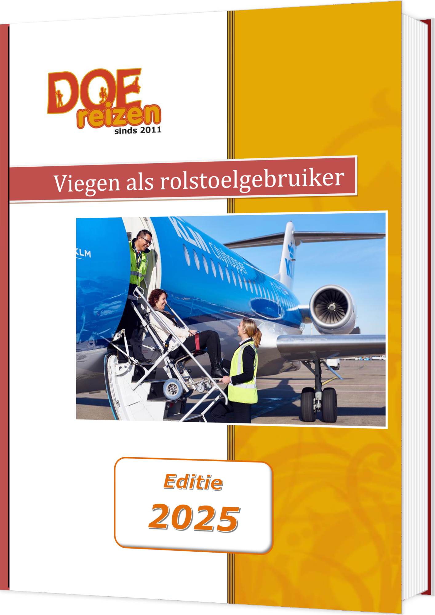 Boek over Vliegen als rolstoelgebruiker Editie 2025 een rolstoelgebruiker met Passengers with Restriced Mobility Assistance tillen deze persoon een vliegtuigtrap op zittend in een gangpadrolstoel
