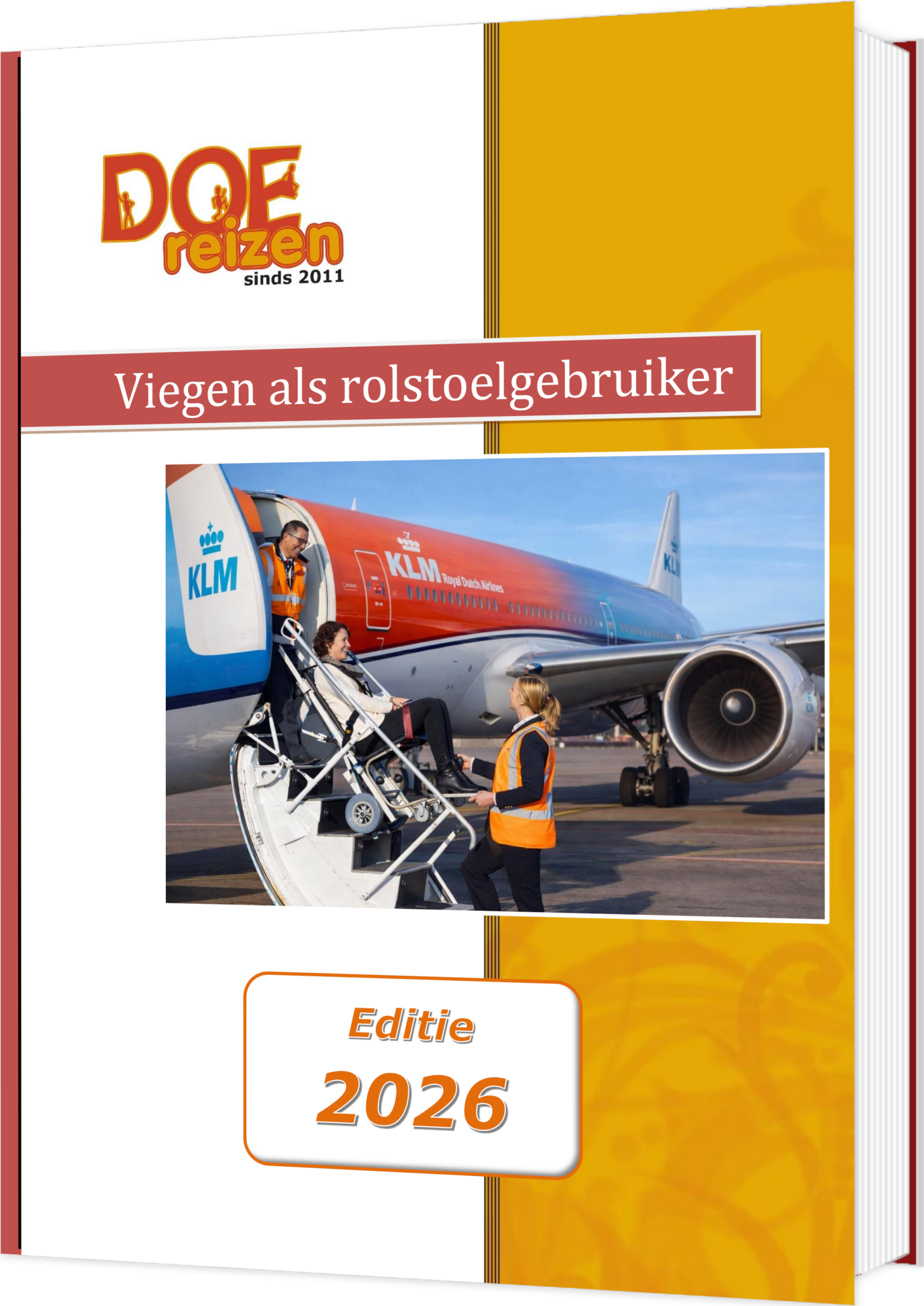 Boek over Vliegen als rolstoelgebruiker Editie 2026 een rolstoelgebruiker met Passengers with Restriced Mobility Assistance tillen deze persoon een vliegtuigtrap op zittend in een gangpadrolstoel
