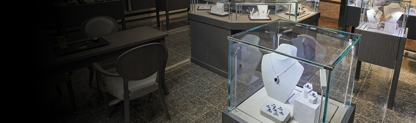Luxe juwelen en accessoires schitteren in stijlvolle vitrines in een exclusieve boetiek aan boord van een elegant cruiseschip.