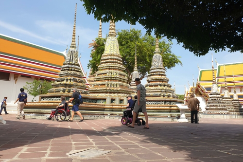 Gouden Boeddhabeelden en kleurrijke stoepa’s op het tempelcomplex Wat Pho in Bangkok, Thailand