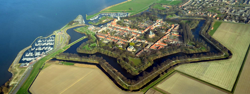 Dit is een luchtfoto van de historische vestingstad Willemstad gelegen in de provincie Noord Brabant aan het Hollands Diep