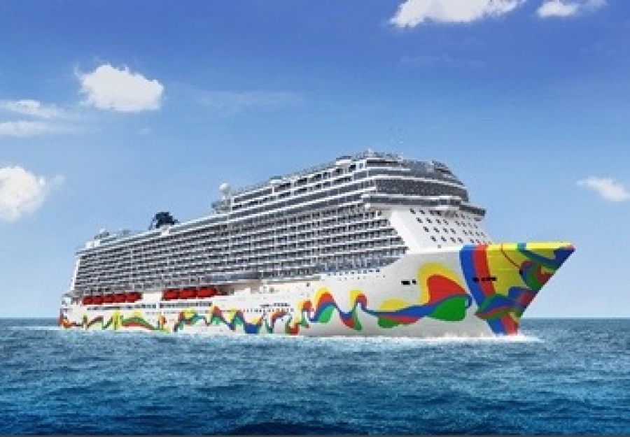 Cruiseschip Norwegian Encore vaart over een kalme zee onder een heldere blauwe lucht, gezien vanaf de zijkant