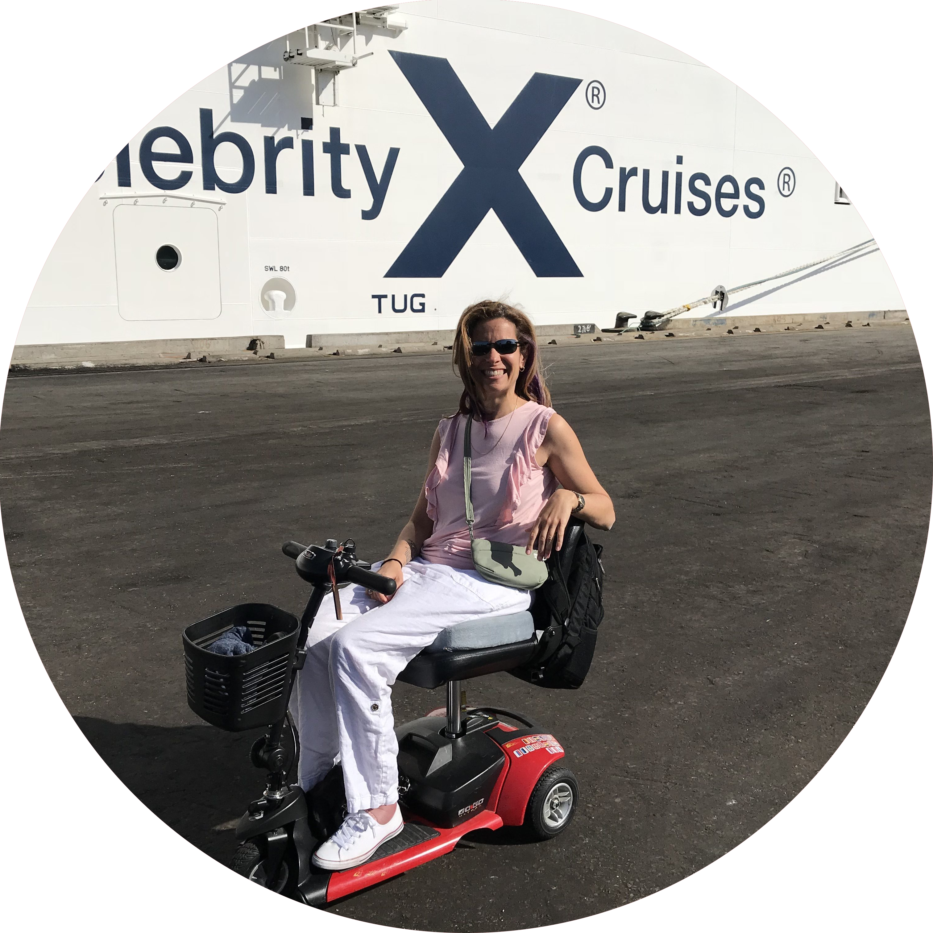 Sylvia Longmire zitten in haar rolstoel op de kade voor een cruiseschip van Celebrity Cruises