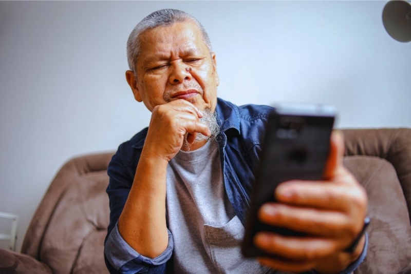 man met smartphone Waarom je je sneller herkent in een influencer dan in je arts