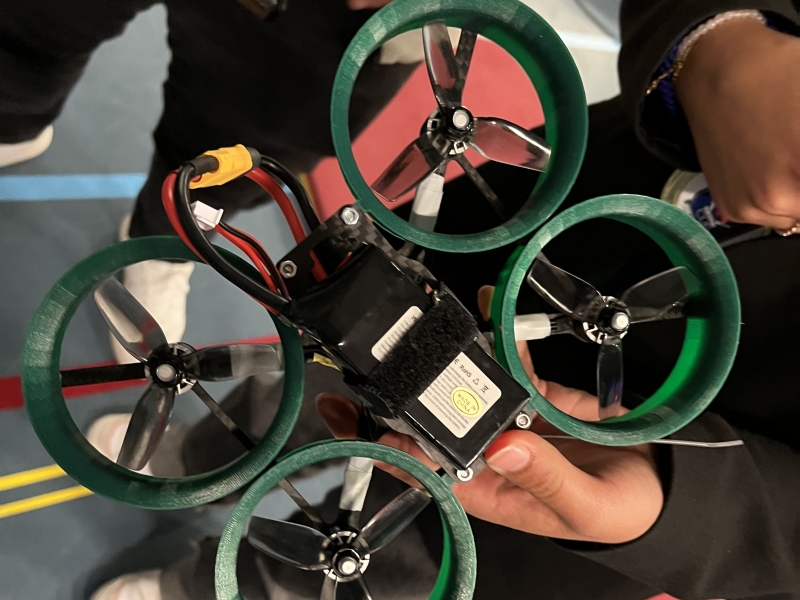 zelf gebouwde race drone