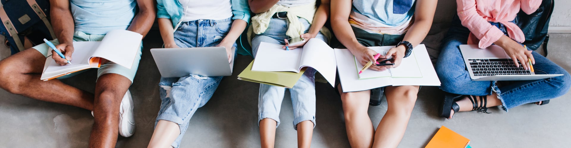 Duuk & Co diverse studenten op school met boeken en laptop