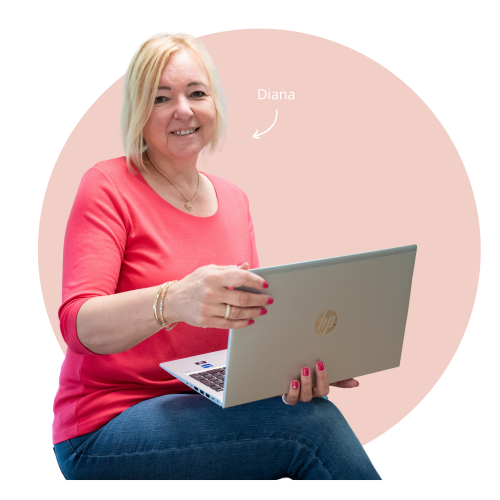 Diana met laptop rond