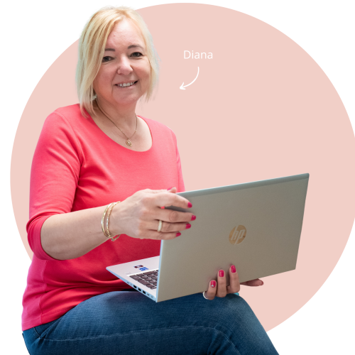 Diana met laptop rond