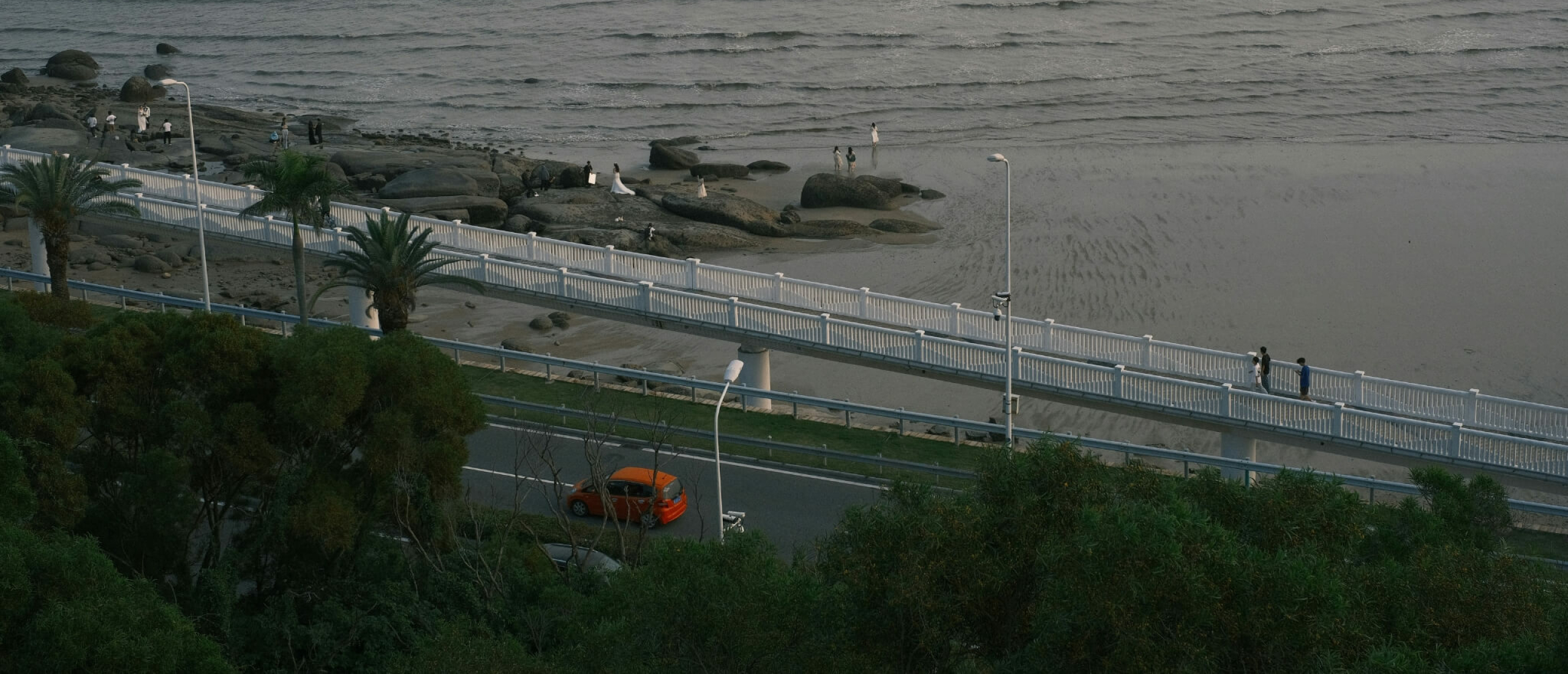 Waarom je auto gevoeliger wordt voor zijwind: dit zijn de oorzaken