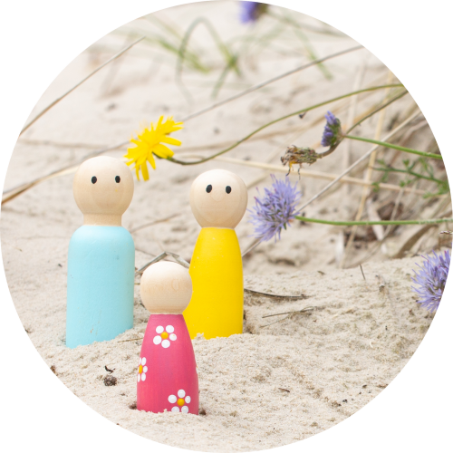 Familieopstelling met poppetjes in zand