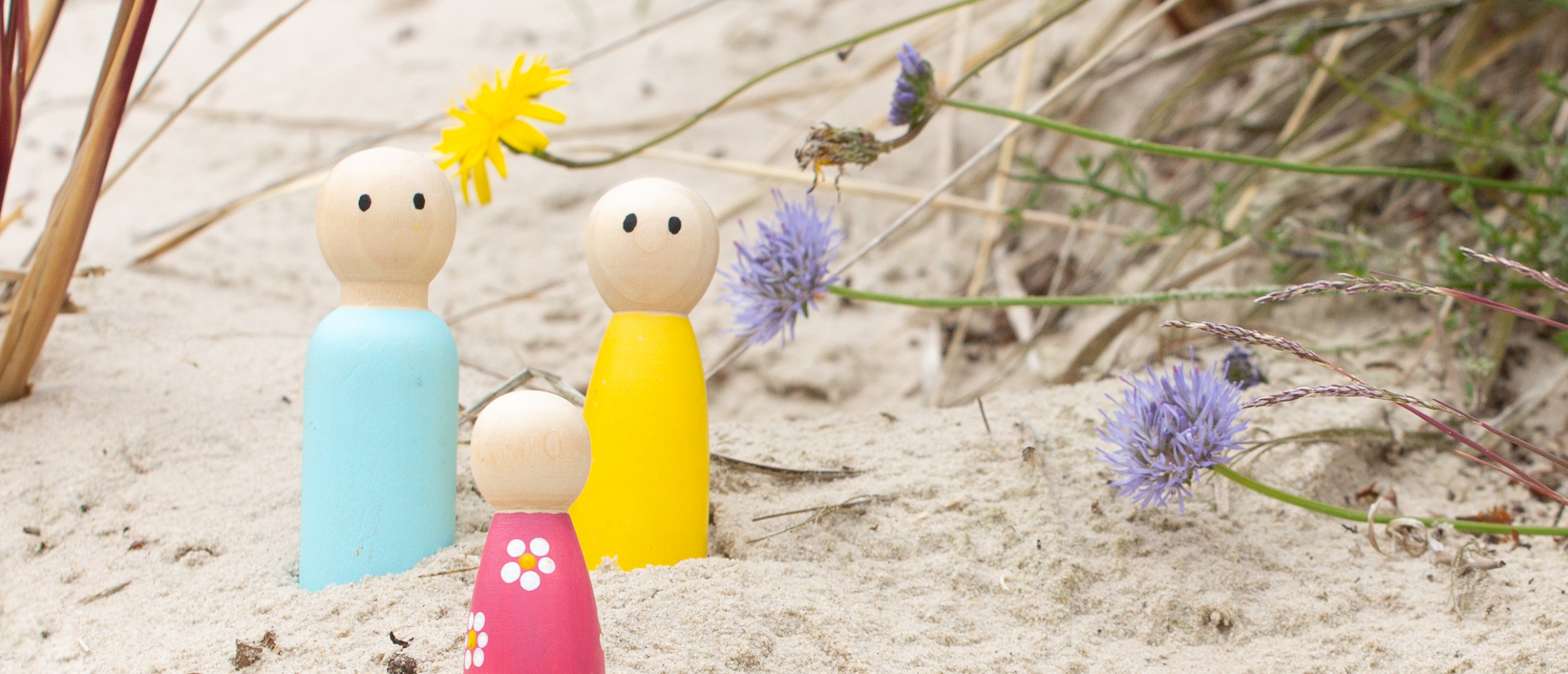 familieopstelling met poppetjes_in het zand