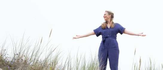 Transformatiecoach Loet met gespreide armen in duin