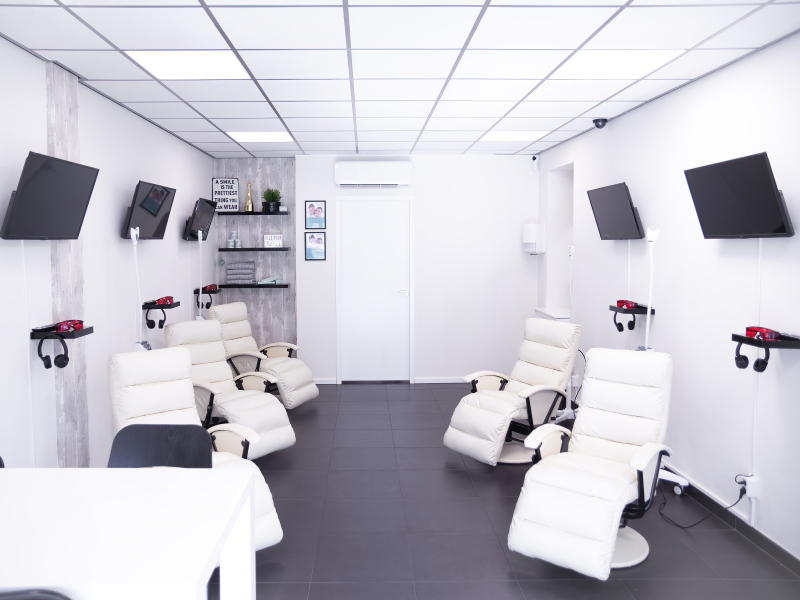 lounge stoelen met eigen tv bij echt wit tandenbleek studio
