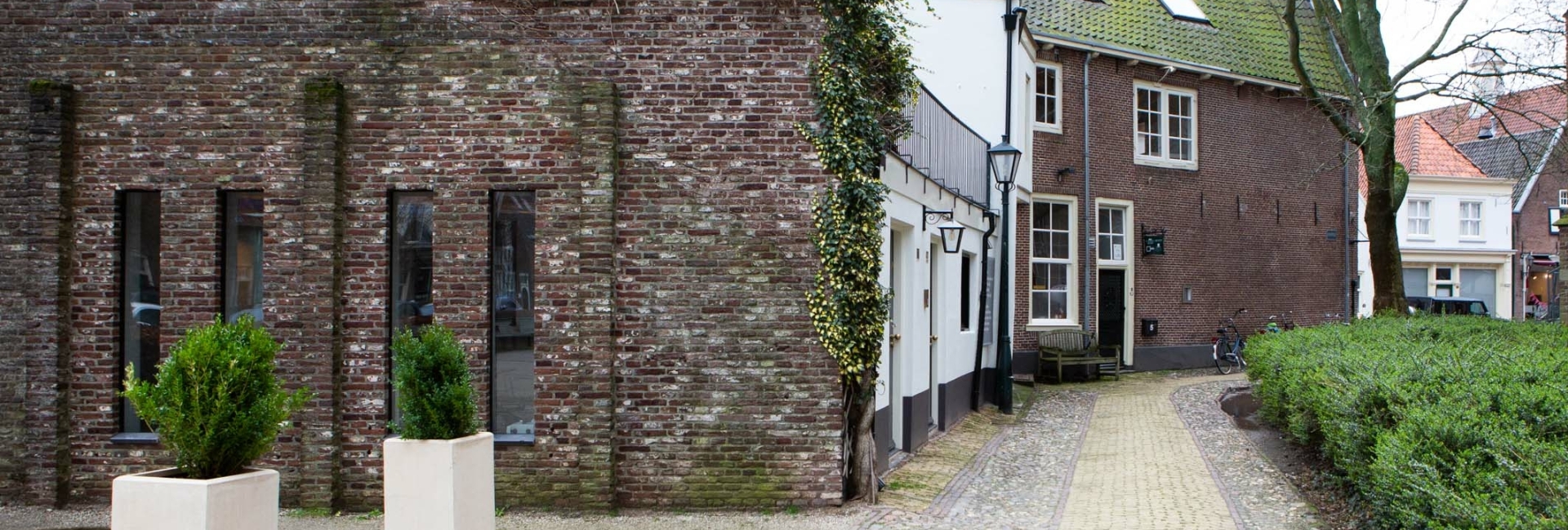 naast de kerk
