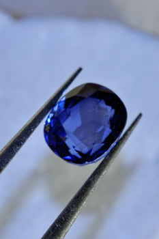 Sapphire in pincet