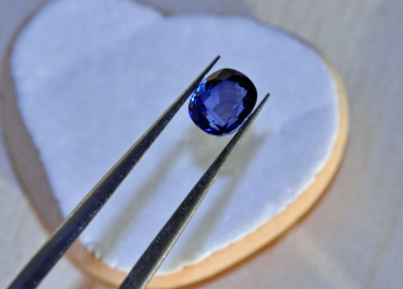 Sapphire in pincet