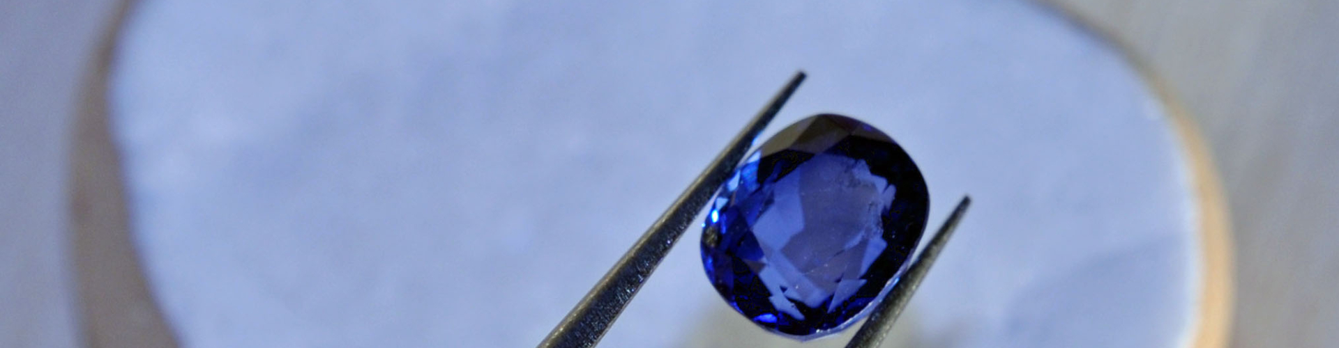 Sapphire in pincet