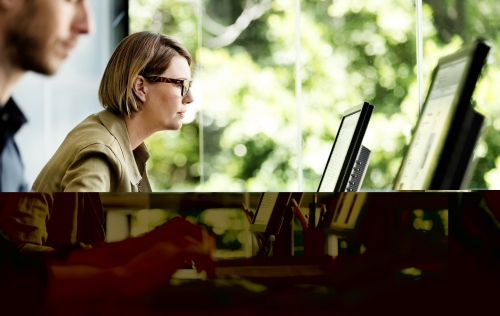 2 mensen met beeldschermen